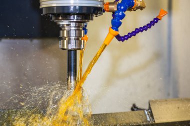 CNC değirmen makinesi, küf parçalarını yağ soğutma metoduyla kesiyor. CNC makine merkezi tarafından üretilen kalıp ve ölüm süreci.