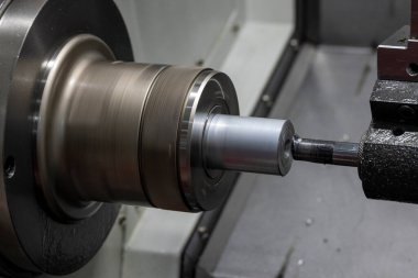 CNC torna makinesi metal şaft parçalarını kesiyordu. CNC dönüşüm makinesinin yüksek teknolojili metal işlemesi .