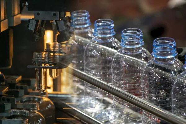 Máquina Sopladora Botellas Plástico Escena Abstracta Botellas Pet Vacías Cinta — Foto de Stock