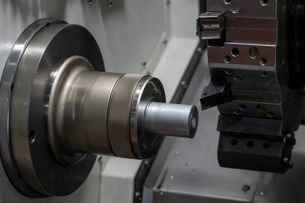 Máquina Torno Cnc Que Corta Las Piezas Del Eje Metal — Foto de Stock