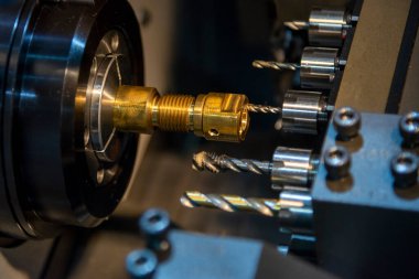 CNC torna makinesi, pirinç şaft parçalarını tıkırdatan İsviçre tipi iplik. CNC dönüşüm makinesinin yüksek teknolojili metal işlemesi .