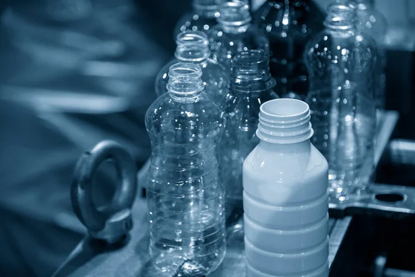 Los Diversos Tipos Botellas Plástico Agua Potable Concepto Proceso Fabricación — Foto de Stock