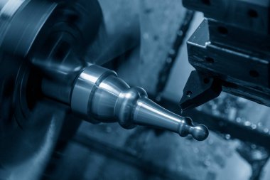 CNC torna makinesi metal şaft parçalarını kesiyor. CNC dönüşüm makinesinin yüksek teknolojili metal işlemesi .