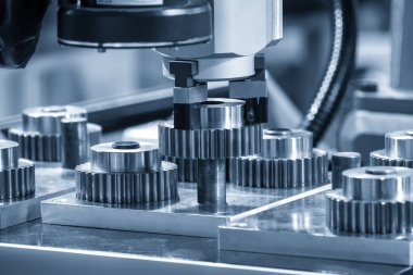 Metal parçalı robotik sistem tarafından yapılan yüksek teknoloji malzeme işleme süreci. Otomatik pnömatik robotik kol üretim hattındaki mekanik parçaları seçer. 