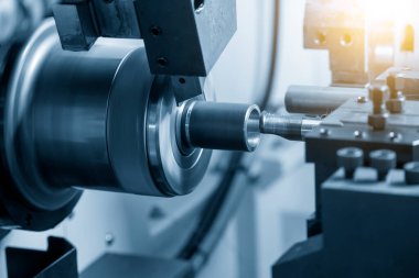 CNC torna makinesi metal şaft parçalarını kesiyordu. CNC dönüşüm makinesinin yüksek teknolojili metal işlemesi .