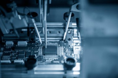 Elektronik devre kartı için otomatik sistem montaj hattı. Otomatik lehimleme robotik sisteminin yüksek teknoloji üretim süreci. 