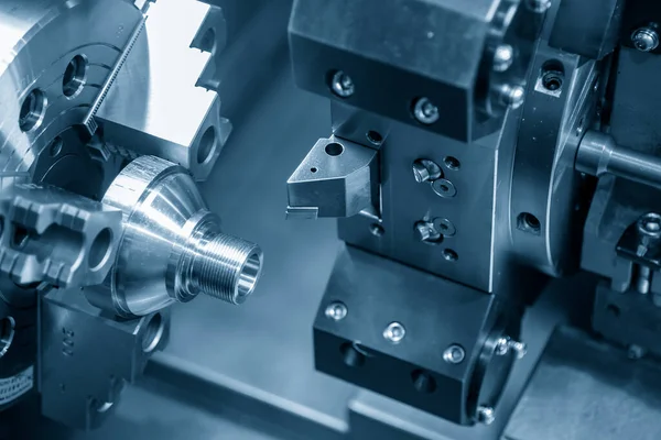 Cnc Draaibank Machine Draad Snijden Aan Het Einde Metalen Kegel — Stockfoto