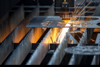 Fiber lazer kesme makinesi metal plakayı kesti. Lazer kesme makinesinin yüksek teknoloji metal üretim süreci.. 