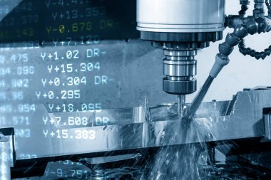 Soyut sahne CNC değirmen makinesi küf parçalarını ve G-kod veri arkaplanını kesiyor. CNC makine merkezi tarafından üretilen kalıp ve ölüm süreci.