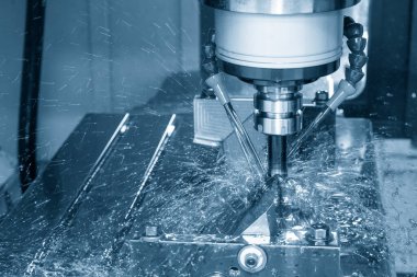 CNC değirmen makinesi, küf parçalarını yağ soğutma metoduyla kesiyor. CNC makine merkezi tarafından üretilen kalıp ve ölüm süreci.