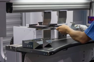 Hidrolik fren bükme makinesiyle çalışan teknisyen. Yetenek operatörünün kullandığı levha metal çalışması.