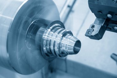 CNC torna makinesi metal şaft parçalarını kesiyor. CNC dönüşüm makinesinin yüksek teknolojili metal işlemesi .
