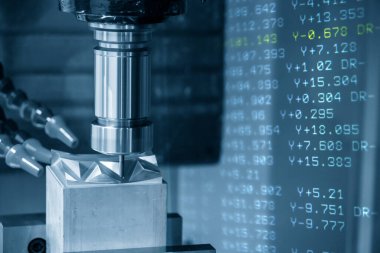 Soyut sahne CNC değirmen makinesi pul parçalarını ve G-kod veri arkaplanını kesiyor. Küf ve ölüm üretim süreci CNC makine merkezi tarafından yağ soğutma metoduyla.