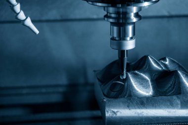 CNC değirmen makinesi, dizinlenebilir son değirmen araçlarıyla enjeksiyon küf parçalarını kesiyor. Kalıplar ve ölüm üretim süreci, son değirmen araçları ile makine merkezi tarafından.