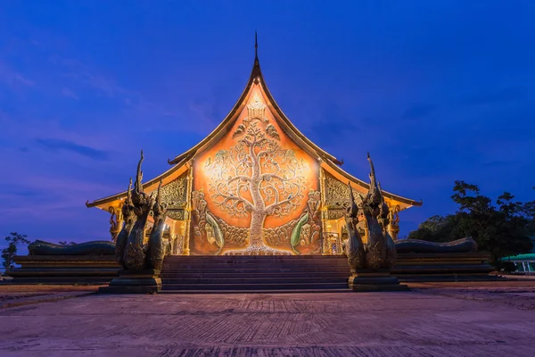 Thailändska tempel på natten scen efter solnedgången — Stockfoto