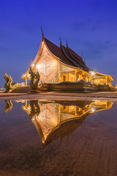 Foto av reflektion av Wat Pa Sirinthon Wararam, ubonrachatanee, thailand efter regnar innan The Su — Stockfoto