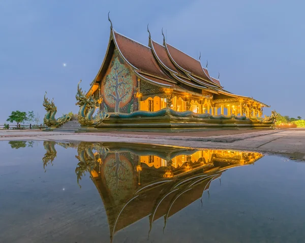 Foto av reflektion av Wat Pa Sirinthon Wararam, ubonrachatanee, thailand efter regnar innan The Su — Stockfoto