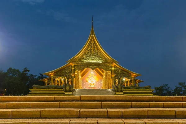 Framsidan av thailändska templet i natt — Stockfoto