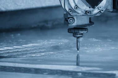Çok eksenli aşındırıcı su jeti kesme makinesinin yakın çekim sahnesi alüminyum plakayı açık mavi sahnede kesti. CNC makinesiyle çalışan yüksek teknoloji levha metali.