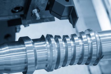CNC torna makinesinin kanalı açık mavi sahnede metal top vida şaft parçalarını kesiyor. CNC dönüşüm makinesinin yüksek teknolojili metal işlemesi .