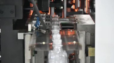 Küf makinesiyle içme suyu üretme işlemi. Plastik şişe üfleme makinesi operasyonu..