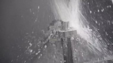 5 eksenli CNC değirmen makinesi sıvı soğutucu metoduyla küf parçalarını kesiyor. Yüksek hassasiyetli parçalar, çok eksenli CNC değirmen makinesinin üretimini kesiyor.