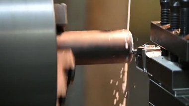 Yavaş çekim sahnesi, metal şaft parçalarını sıvı soğutucu metoduyla döndürme işlemi. Makineyi döndürerek metal işleme süreci.