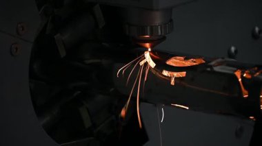 Yavaş çekim sahnesi, fiber lazer kesme makinesi CNC programının paslanmaz çelik tüp kontrolünü kesti. Lazer kesme makinesinin yüksek teknoloji metal üretim süreci.. 