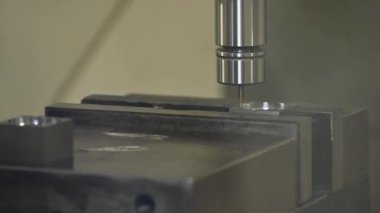 CNC değirmen makinesi küf parçalarını sert bir top burun değirmeni aracıyla kesti. Makine merkezi tarafından yüksek hassasiyetli küf üretim süreci.