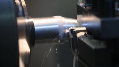 Vernier Caliper tarafından döndürme işleminin kalite kontrolü. Sıvı soğutma yöntemi ile torna makinesi işlemi