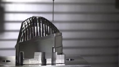 CMM makinesi lenslerin yansıma kalıplarını ölçer. Yüksek teknoloji kalıbı ve CMM makinesi tarafından üretilen ölüm süreci.