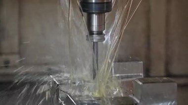 CNC değirmen makinesi enjeksiyon kalıplarını yağ soğutma metoduyla kesti. CNC makine merkezi tarafından üretilen kalıp ve ölüm süreci.