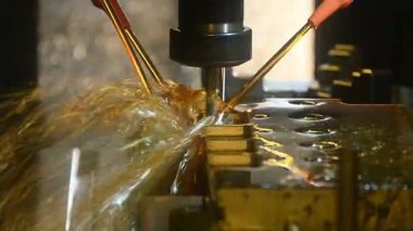 CNC değirmen makinası, yağ soğutma metoduyla küf parçalarını sert top ucu değirmeni ile kesiyor. CNC makine merkezi tarafından üretilen kalıp ve ölüm süreci.