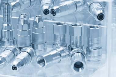 Sahneyi kapatın. Açık mavi sahnede hızlı çıkış bağlantıları kurun. Soğutma borusu birleştirme kavramları. 