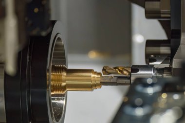 Olay yerini kapatıyoruz. CNC Torna Makinası İsviçre tipi delik delme işlemi pirinç bağlantı parçaları. CNC dönüşüm makinesinin yüksek teknolojili metal işlemesi.