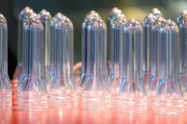 PET şişe ürünlerinin önceden biçimlendirilmiş hali yakın çekim sahnesi. Plastik şişe üretim süreci için hammadde.