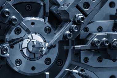 Yay bobini yapma makinesinin olay yerini kapatın. Mekanik parça üretim konsepti.