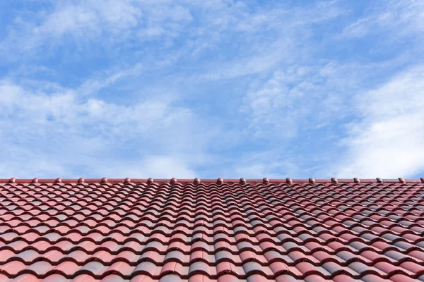 Dachziegel mit dem Himmel — Stockfoto