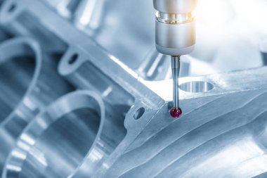 Açık mavi sahnede alüminyum silindir blok parçalarını ölçen çok eksenli CMM makinesi. Çoklu eksen CMM makinesi ile otomotiv parçalarının kalite kontrolü