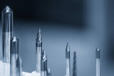 Sahneyi kapatın. Grup, CNC değirmen makinası için mavi ton sahnesindeki son değirmen aletini inceltiyor. Makine merkezi için yüksek duyarlı değirmen aracı.