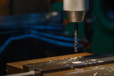 Tıklatma işlemi CNC değirmen makinesindeki metal plaka. CNC değirmen makinesindeki yüksek duyarlı parça üretimi.