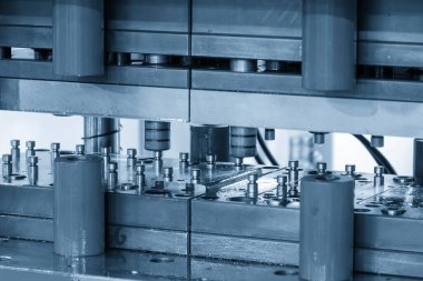 Metal levha transfer edilerek ölür. Metal parçalarının seri üretimi yenilikçi bir şekilde ölüyor..  