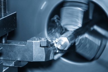 Torna makinesi, mavi sahnede metal parçaları keserek sahneyi kapatır. Makineyi döndürerek metal işleme süreci.