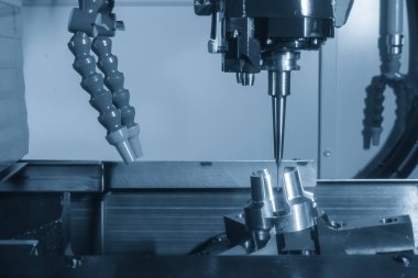 5 eksenli CNC değirmen makinesi alüminyum otomotiv bölümünü açık mavi tonda indekslenebilir bir aletle kesiyor. CNC makinesinin yüksek teknoloji otomotiv parçası üretim süreci.