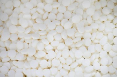 Beyaz tablet yığını. Yakın çekim sahnesi dağınık beyaz haplar..