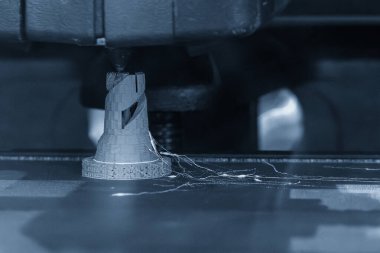 Metal 3D baskı makinesinin açık mavi sahnede çalışması. Katkı maddesi üretim sürecinin 3 boyutlu yazıcı metodunun yüksek teknolojisi.