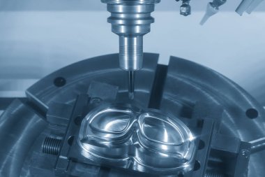 5 eksenli makine merkezi açık mavi sahnede katı namlulu ucu değirmen aletleriyle küf parçaları kesiyor. Çok eksenli CNC değirmen makinesinin yüksek hassasiyetli otomotiv üretim süreci.