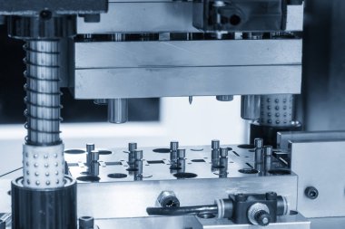 Metal levha transfer edilerek ölür. Metal parçalarının seri üretimi yenilikçi bir şekilde ölüyor..  