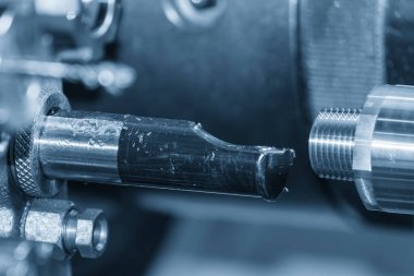 Olay yerini kapatıyoruz. CNC çok görevli torna makinesi, İsviçre tipi torna. Açık mavi sahnedeki metal bağlantı parçaları. CNC dönüşüm makinesinin yüksek teknolojili metal işlemesi.