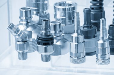 Sahneyi kapatın. Açık mavi sahnede hızlı çıkış bağlantıları kurun. Soğutma borusu birleştirme kavramları. 